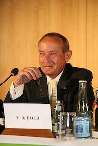 Yvo de Boer is smiling here - but leaves the UNFCCC "appalled" by climate inaction from the international community